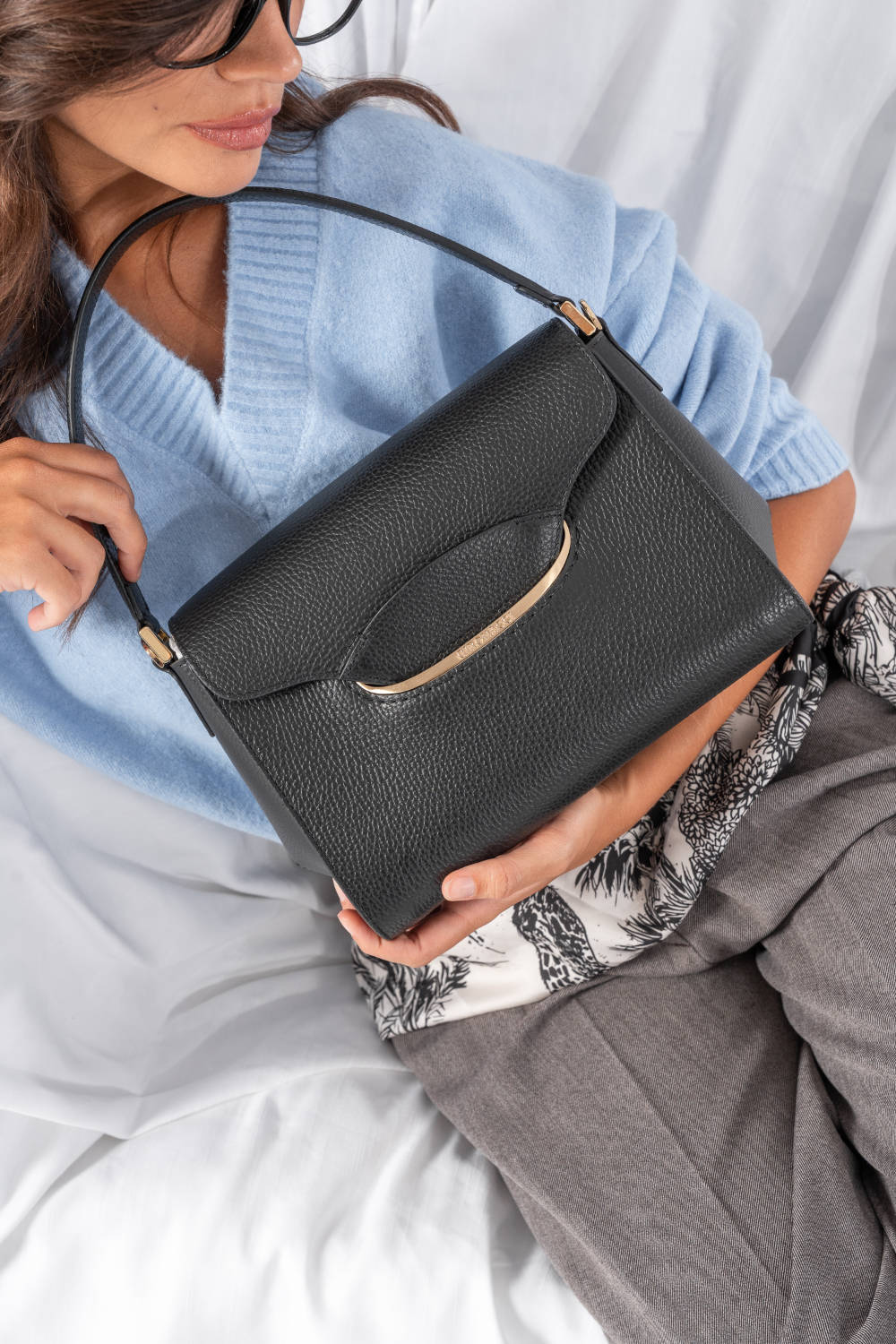 Borsa azzura dalla collezione Gironacci Primavera Estate 2025