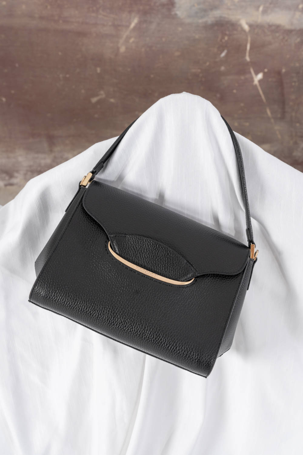 Borsa azzura dalla collezione Gironacci Primavera Estate 2025